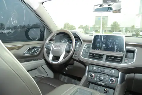 The driver's view in a GMC Yukon: the wheel, the dashboard and the screen